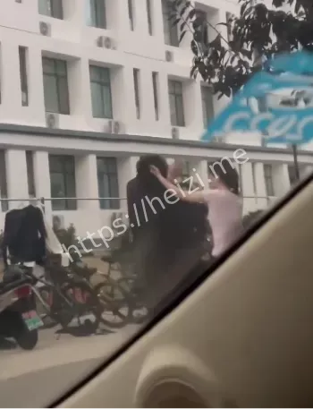 脚踏两只船丑闻