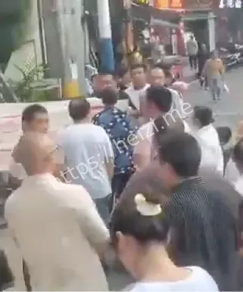 家属拉横幅围观