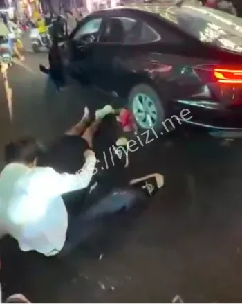 黑色轿车