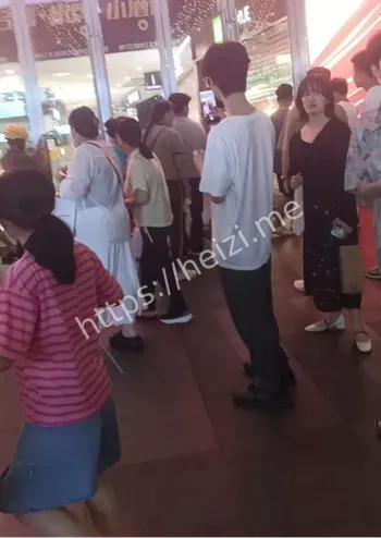 苏宁商场跳楼脑浆崩裂现场